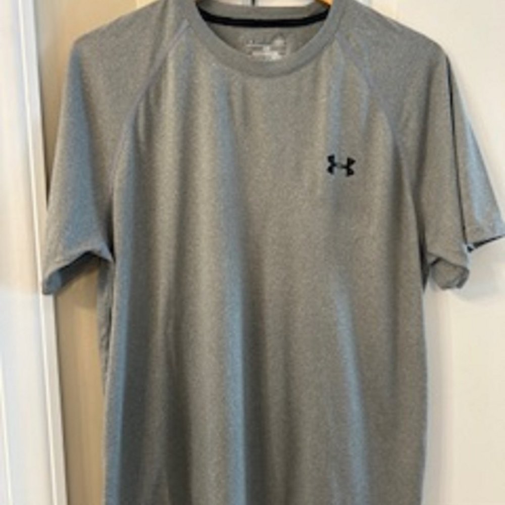 Men's T-Shirt Tee Under Armour Gray Short Sleeves Size Large Active Wear